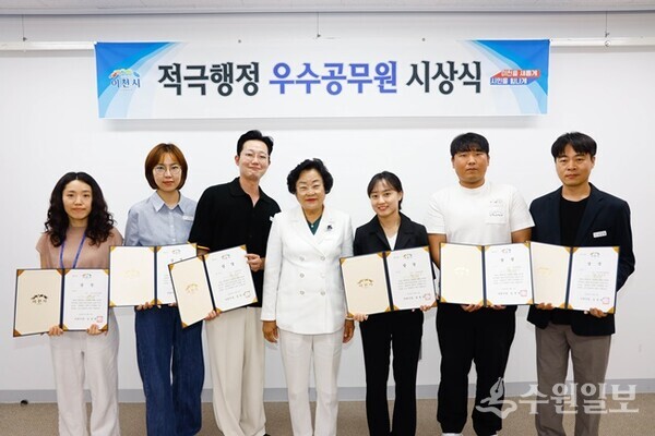 김경희 이천시장(가운데)이  '2025년 상반기 적극행정 우수공무원'으로 선정된 6명의 공직자를 시상한 뒤 함께 기념촬영을 하고 있다. (사진=이천시) 