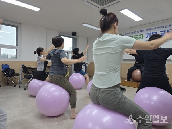 지난 6일 수원시 신중년들이 동남보건대학교에서 개강한 근신경운동지도자 양성 프로그램에 참여하고 있다.(사진=수원시)