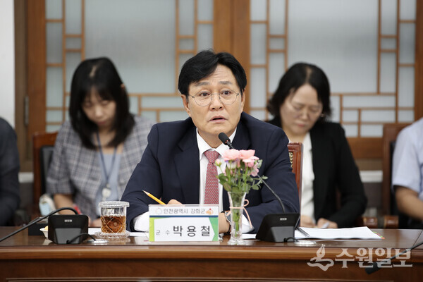 박용철 강화군수가  인천 군수․구청장협의회에서 M버스 노선 신설을 촉구하고 있다. (사진=강화군)
