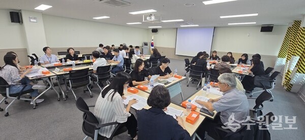 구리시가 '제5기 지역사회보장계획 2025년 연차별 시행계획'모니터링 교육 및 회의를 갖고 있다. (사진=구리시)