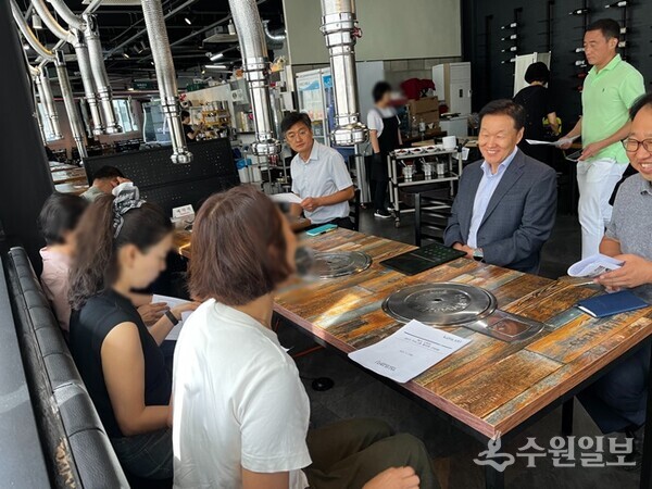 이계문 남양주도시공사 사장(오른쪽 가운데)이 주민협의회와 간담회를 갖고 있다. (사진=남양주도시공사)