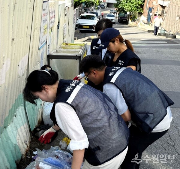 새빛 환경수호자들이 쓰레기 샘플링을 하고 있다. (사진=수원시)