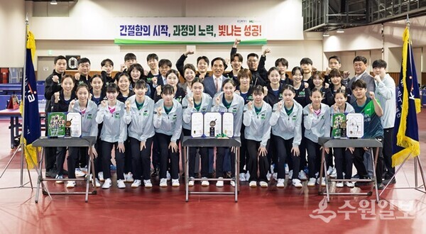 한병홍 화성도시공사 사장(둘째줄 가운데)이 공사 탁구단 임원.선수와 함께 하고 있다. (사진=HU공사)