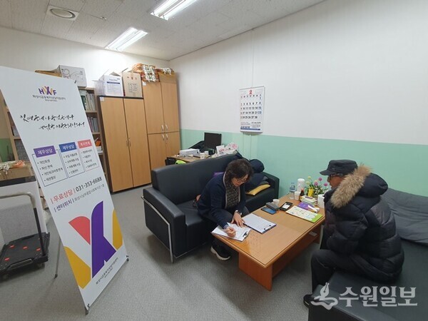 화성시금융복지상담지원센터 상담사가 대면상담을 하고 있다. (사진=화성시)