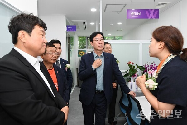 정명근 화성시장이 화성시금융복지상담지원센터 관계자와 대화를 나누고 있다. (사진=화성시)