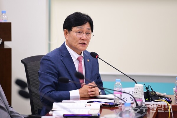 박용철 강화군수가  '국립강화고려박물관 건립 추진 방안 토론회'에서 국립박물관 유치의 당위성에 대해 설명하고 있다. (사진=강화군)