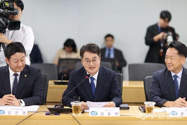 10일 오후 경기도청 율곡홀에서 열린 경기도-더불어민주당 예산정책협의회에서 김동연 경기도지사가 모두발언을 하고 있다. (사진=경기도)
