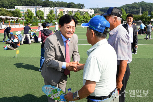 박용철 강화군수가 관내 노인을 찾아 안부인사를 하고 있다. (사진=강화군)