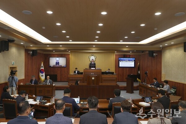 김경수 가평군의회의장(정면)이 제332회 임시회 제2차 본회의에서 폐회사를 하고 있다. (사진=가평군의회)