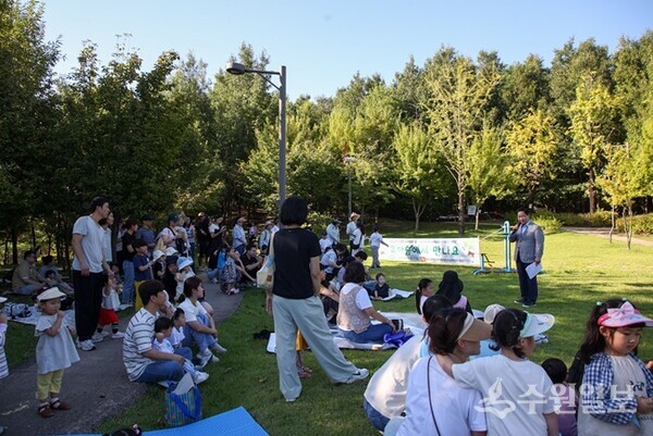주광덕 남양주시장(오른쪽)이 ‘유아숲의 날’ 행사장에 참석, 인사말을 하고 있다. (사진=남양주시) 