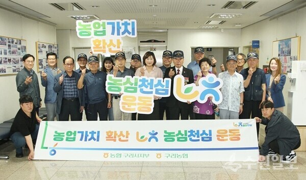 박현숙 농협 구리시지부장(가운데)등이 구리시 보훈회관을 방문해 사랑의 햅쌀 전달식을 가진 뒤 관계자들과 함께 기념촬영을 하고 있다. (사진=폴리스타임즈)
