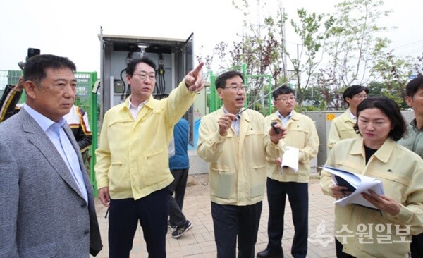 2022년 8월 정명근 화성시장(왼쪽 두번째)이 침수지역 점검을 하고 있다. (사진=화성시)