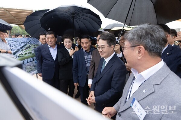 김동연 경기도지사가 12일 수원시 장안구 영화동 일원에서 열린 ‘도시재생 혁신지구 공모선정 현장 설명회’에서 현장 보고를 받고 있다. (사진=경기도)
