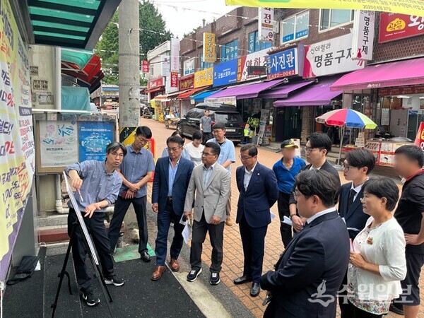 안양시의회 총무경제위원회 소속 시의원들이 관양시장 경관조명 설치사업 예정지를 찾아 현장 점검을 하고 있다. (사진=안양시의회)