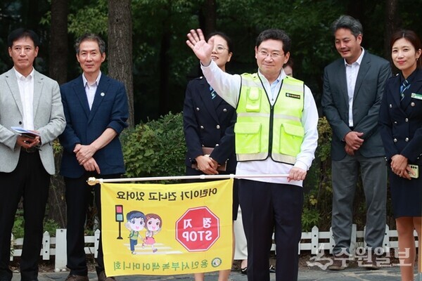 이상일 용인시장이 12일 수지구 현암초등학교에서 교통지도 봉사에 참여하고 있다. (사진=용인시)
