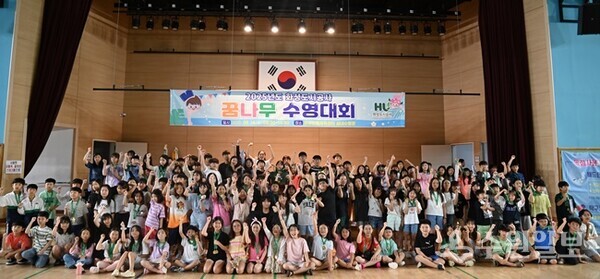 ‘2025년도 화성도시공사 꿈나무 수영대회’에 참가한 선수들이 기념촬영을 하고 있다. (사진=HU공사)