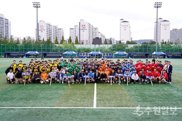 구재이 한국세무사회장(앞줄 가운데)이 ‘제2회 한국세무사회장배 축구대회’에서 선수, 관계자들과 함께 기념촬영을 하고 있다. (사진=한국세무사회)