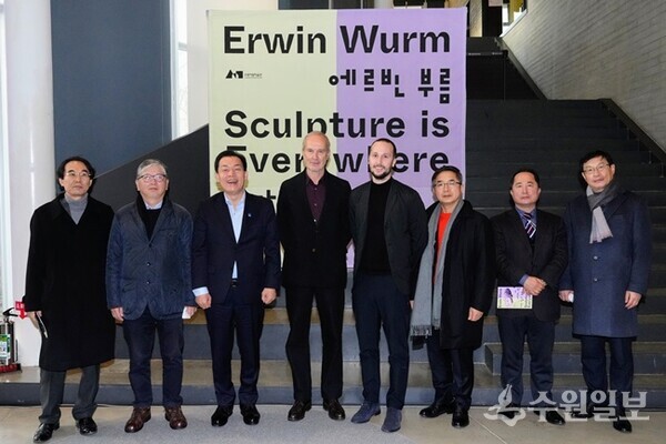 지난 2022년 12월 수원시립미술관이 개최한 에르빈 부름 개인전 개막식에서 이재준 수원특례시장과 작가가 기념 촬영을 하고 있다.(사진=수원시)