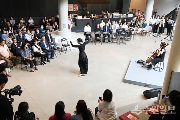 지난해 7월 올리비에 드브레 개막전이 열린 수원시립미술관 로비에서 문화 행사가 진행되고 있다.(사진=수원시)