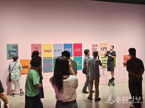 수원시립미술관이 장애인들의 전시 관람 기회를 확대하기 위해 수어 전시해설 프로그램을 진행 중이다.(사진=수원시)