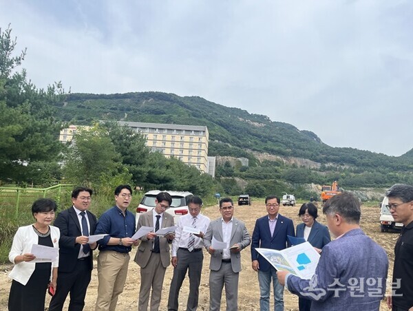 안양시의회 총무경제위원회 소속 위원들이 임시회 기간 중 경인교육대학교 경기캠퍼스 내 야구장 및 풋살장 조성 공사 현장을 점검하고 있다. (사진=안양시의회)