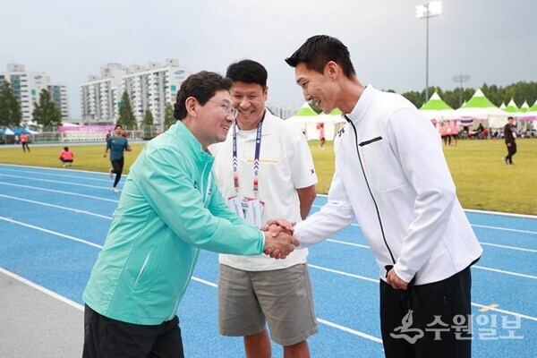 이상일 시장이 지난 5월 29일 구미에서 열린 '아시아육상경기선수권대회'를 찾아 우상혁 선수를 격려하고 있다. (사진=용인시)