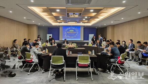 노사발전재단 경기중장년내일센터와 고용노동부 수원고용복지플러스센터가 17일 수원컨벤션센터에서 '중장년, 기업의 내일을 만나다'라는 주제로 원탁회의를 갖고 있다. (사진=노사발전재단 중부지사)