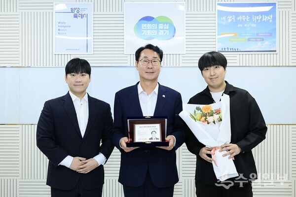 정명근 화성시장이 '2025 청년친화헌정대상' 종합대상 수상 후 청년들과 기념촬영을 하고 있다. (사진=화성시)