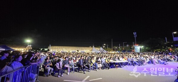 차차차 공연 관람객들이 환호하고 있다.(사진=평택항 페스티벌추진위원회)