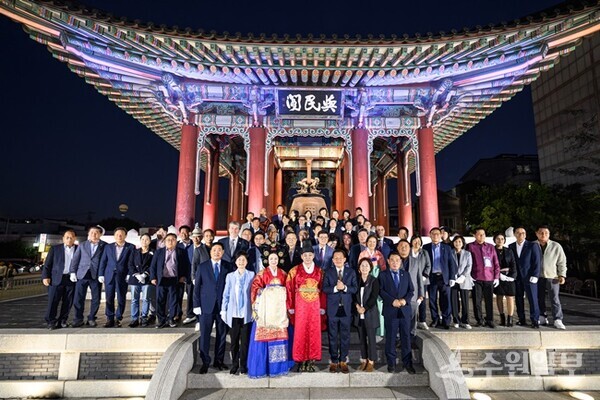 지난해 ‘제61회 수원화성문화제’ 경축타종식에서 참석내빈들이 기념촬영을 하고 있다. (사진=수원포토뱅크)