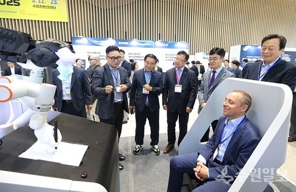 22일 오후 수원컨벤션센터에서 열린 ‘G-BIO WEEK X AI Connect With G-FAIR 2025’에서 김현곤 경과원장과 주요 관계자들이 행사 현장을 둘러보고 있다. (사진=경과원)