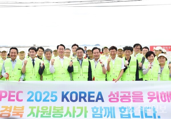 22일 정명근 화성시장(사진 왼쪽 네번째)과 윤호중 행정안전부 장관(사진 왼쪽 다섯번째) 등 대한민국 새단장 캠페인 참석자들이 궁평항 해변 정화 활동에 앞서 기념촬영하고 있다. (사진=화성시)