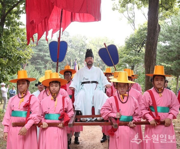 정명근 화성특례시장이 지난해 정조대왕 능행차 화성구간 재현에 참여하고 있다. (사진=화성시)