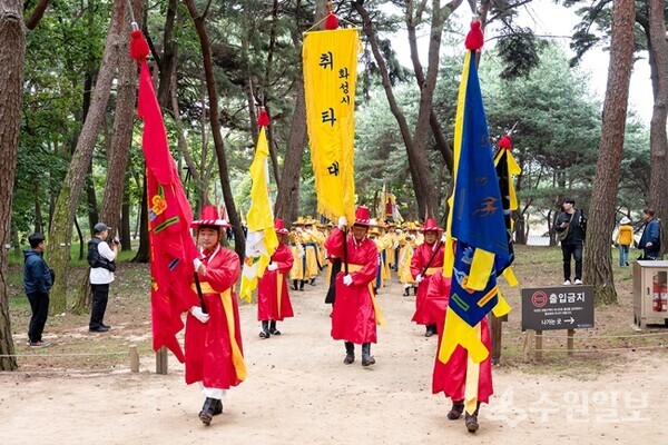 지난해 화성특례시 취타대가 정조대왕 능행차 화성구간을 재현하고 있다. (사진=화성시)