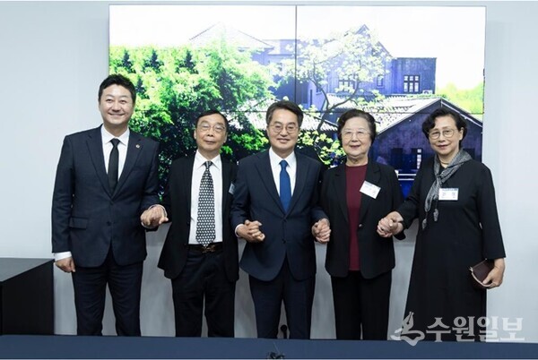 23일 오전 중국 충칭 대한민국 임시정부에서 김동연 경기도지사와 김진경 경기도의회 의장이 독립운동가 후손과 간담 후 기념촬영을 하고 있다. (사진=경기도)
