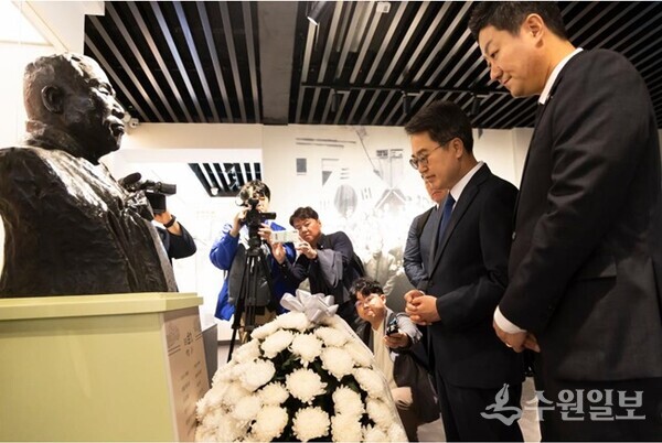 23일 오전 중국 충칭 대한민국 임시정부에서 김동연 경기도지사와 김진경 경기도의회 의장이 김구선생 흉상에 헌화 및 묵념을 하고 있다. (사진=경기도)