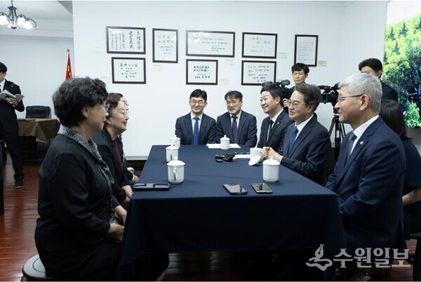 23일 오전 중국 충칭 대한민국 임시정부에서 김동연 경기도지사가 독립운동가 후손과 간담을 하고 있다. (사진=경기도)