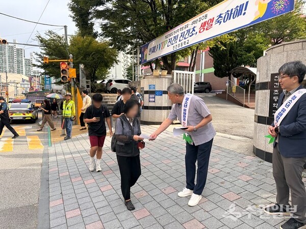문흥기 남양주시 진건·퇴계원행정복지센터장(가운데)이 관계자들과 함께 홍보물을 나눠주고 있다. (사진=진건·퇴계원행정복지센터)