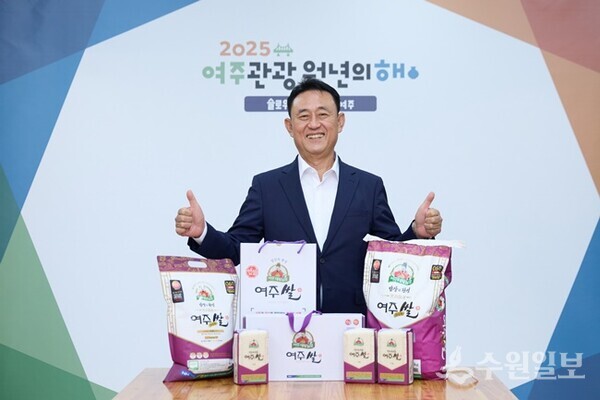 이충우 여주시장이 지난달 4년만에 조기 완판을 기록한 ‘대왕님표 여주쌀’앞에서 포즈를 취하고 있다.(사진=여주통합RPC)