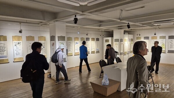 한국경기시인협회 시화전이 열리고 있는 가빈 갤러리. (사진=최영선 시인)