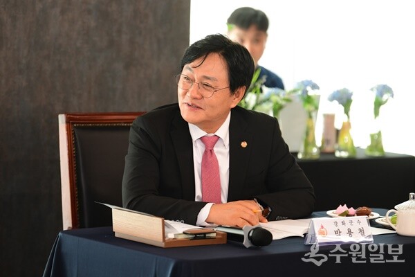 23일 부천아트센터에서 열린 ‘서부수도권행정협의회’ 제73회 정기회의에서 민선 8기 제3대 회장으로 선출된 박용철 강화군수가 인사말을 하고 있다. (사진=강화군)