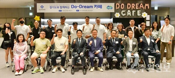 24일 경기신보 본점 3층 강당에서 가진 '경기도 소상공인과 함께하는 Do-Dream 워크숍'이 끝난 뒤 시석중 이사장(앞줄오른쪽 네번째)과 고영인 부지사(앞줄 왼쪽 네번째)가 참석자들과 기념촬영을 하고 있다. (사진=경기신보)