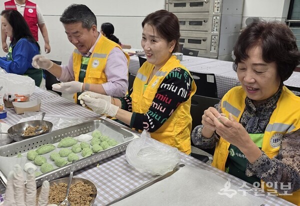 박해광 한국B.B.S광주시지회장(왼쪽 두번째)이 B.B.S 광주시지회 임직원 등과 함께 ‘송편빚기’ 봉사를 하고 있다. (사진=한국B.B.S광주시지회)