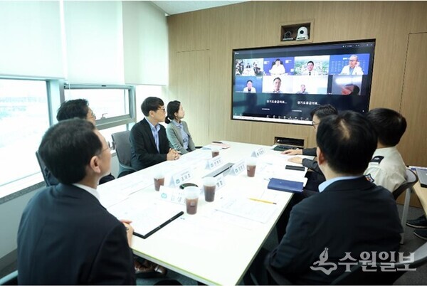 25일 오전 경기도 영상회의실에서 김성중 행정1부지사 및 관계자 등이 참석한 가운데 경기도 응급의료협의체 영상회의가 열리고 있다. (사진=경기도)