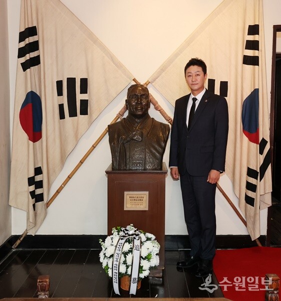 상하이 대한민국 임시정부 청사를 방문한 김진경 의장이 김구 선생 흉상 앞에서 포즈를 취하고 있다. (사진=경기도의회)