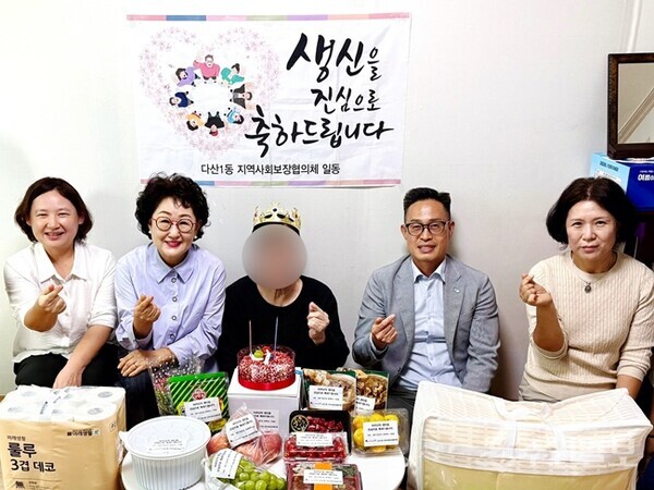 이기복 남양주시 다산행정복지센터장(오른쪽 두번째) 등 관계자들이 홀몸 어르신의 새집을 방문, 추석맞이 집들이 겸 생신상 차림 행사를 갖고 있다. (사진=다산행정복지센터)