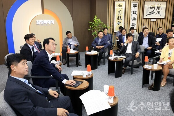 정명근 화성시장과 산업단지 입주기업 협의회 대표들이 간담회를 갖고 있다. (사진=화성시)