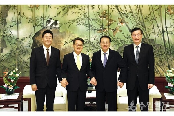 25일 오후 상하이시 정부에서 열린 상하이시 지도부 면담 및 우호협력 체결식에서 김동연 경기도지사, 김진경 경기도의회 의장, 궁정 상하이시 시장 및 지도부가 기념촬영을 하고 있다. (사진=경기도)