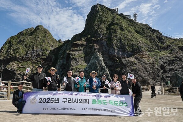 신동화 구리시의회 의장(오른쪽 6번째)이 광복 80주년을 기념한 뒤 관계자들과 함께 기념촬영을 하고 있다. (사진=구리시의회)