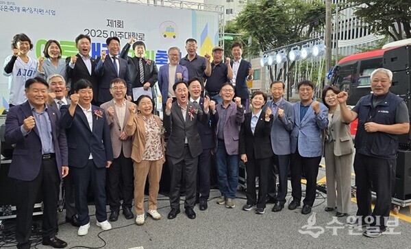 김준혁 국회의원(앞줄 왼쪽에서 6번째)이 아주대학로 아로새길 거리축제에서 주민들과 함께 하고 있다. (사진=김준혁 의원실)